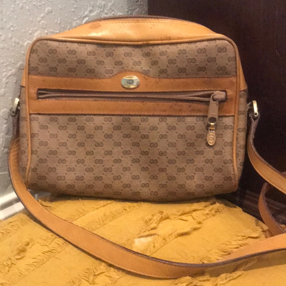 Vintage Gucci Crossbody!!